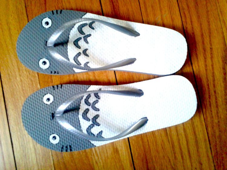 totoro-tong-ghibli-shoes-3 [750 x 562]