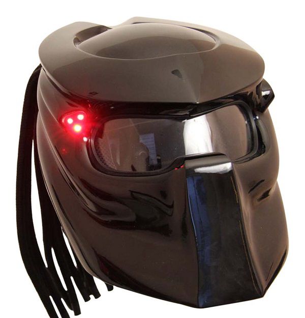 Un casque de moto Predator, NeozOne