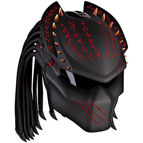Un casque de moto Predator