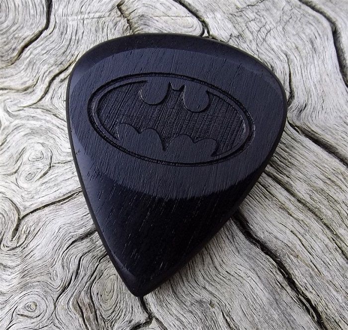 mediator-batman-logo-bois-geek-guitare [700 x 664])