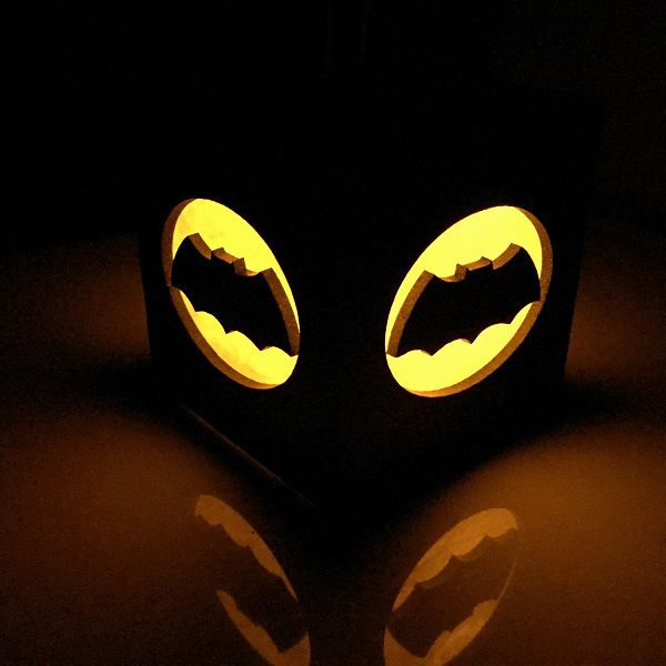 batman-nouveau-logo-boite-lumiere-light-box-dc-comics-decoration-2 [600 x 600]
